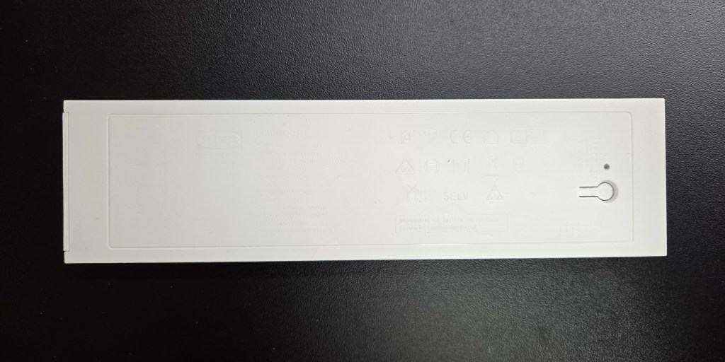 Tył urządzenia elektronicznego z wyraźnymi oznaczeniami i symbolami bezpieczeństwa.