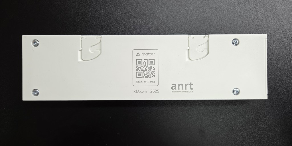 Biała płytka z kodem QR i logo Matter, z oznaczeniem IKEA i numerami seryjnymi.